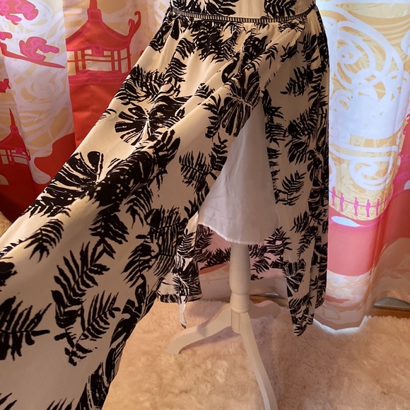 NEW BLACK AND WHITE PALM LEAF DESIGN MAXI HALTER DRESS BODICE CUT OUT SIZE MED - Picture 6 of 11